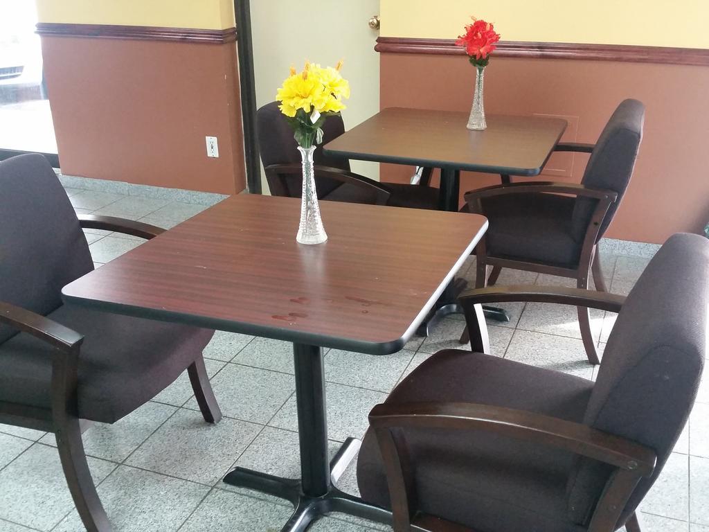 German Village Inn Motel Кълъмбъс Екстериор снимка