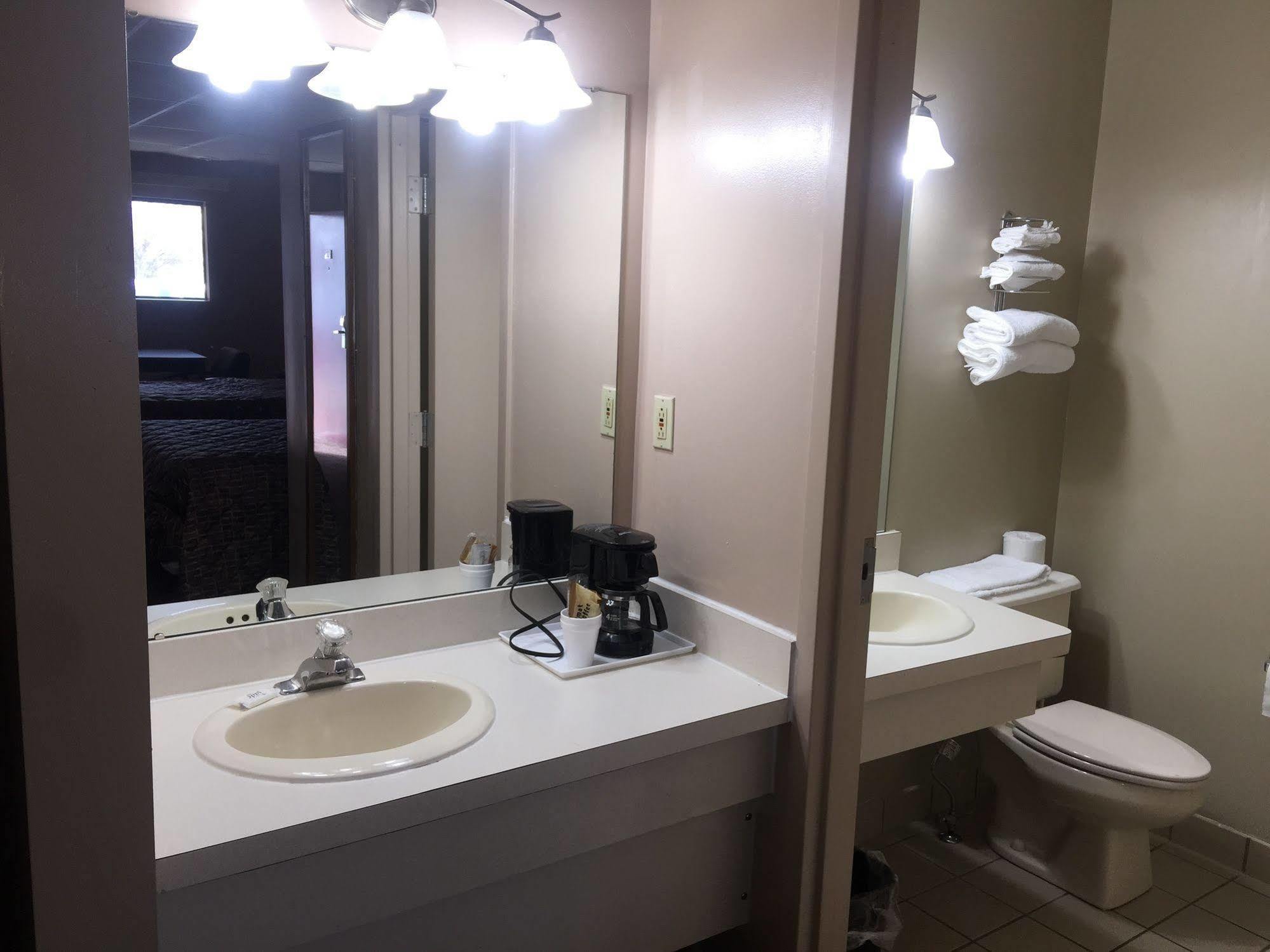 German Village Inn Motel Кълъмбъс Екстериор снимка